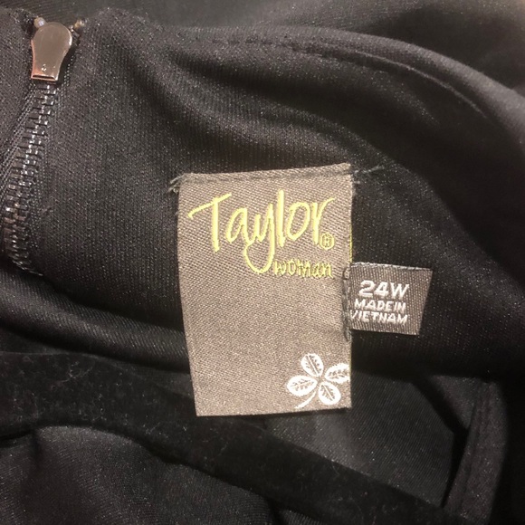 Plus size black and floral dress with pockets - Picture 6 of 9